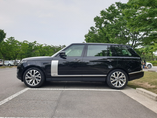 랜드로버 레인지로버 LWB.<장우진 기자>